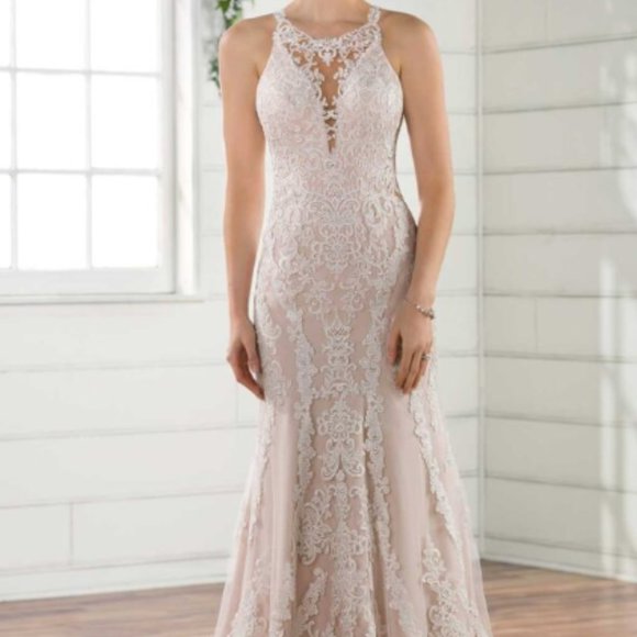 Ivory lace, illusion neckline, low back - Picture 5 of 5